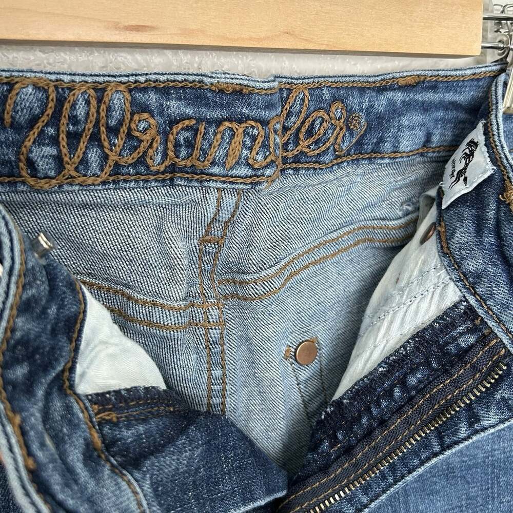 Wrangler Women's Blue High Rise Boot Cut Trouser Jeans Size 28 x 34 Medium Wash - Picture 2 of 3